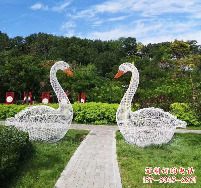 济南不锈钢天鹅雕塑——象征着爱与和平