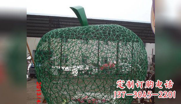 济南不锈钢网制作的苹果雕塑——精致且耐久