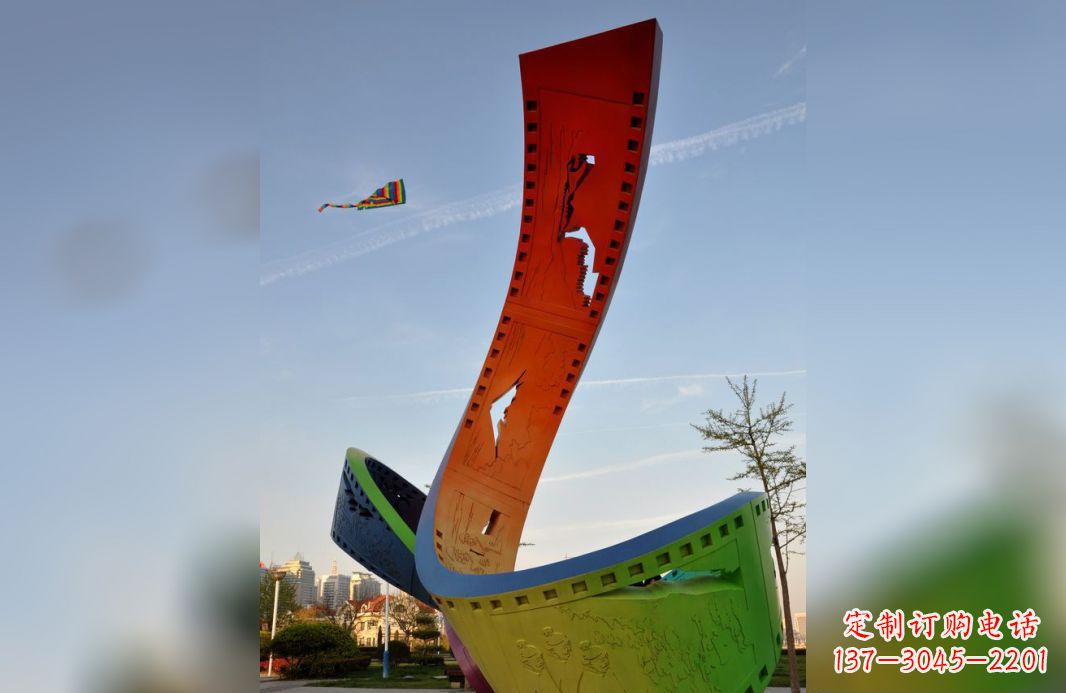 济南不锈钢五彩胶卷广场景观雕塑