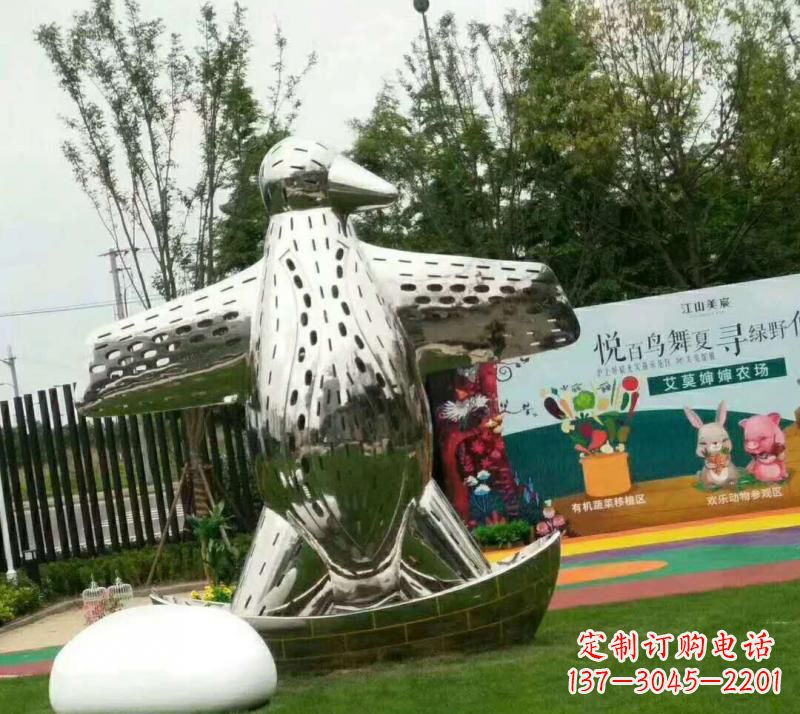 济南不锈钢现代动物企鹅雕塑