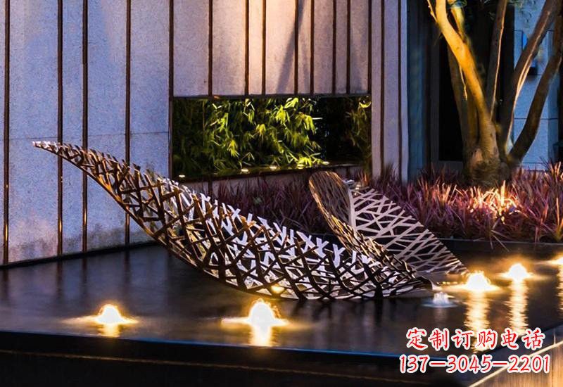 济南不锈钢小区镂空树叶雕塑给小区添彩