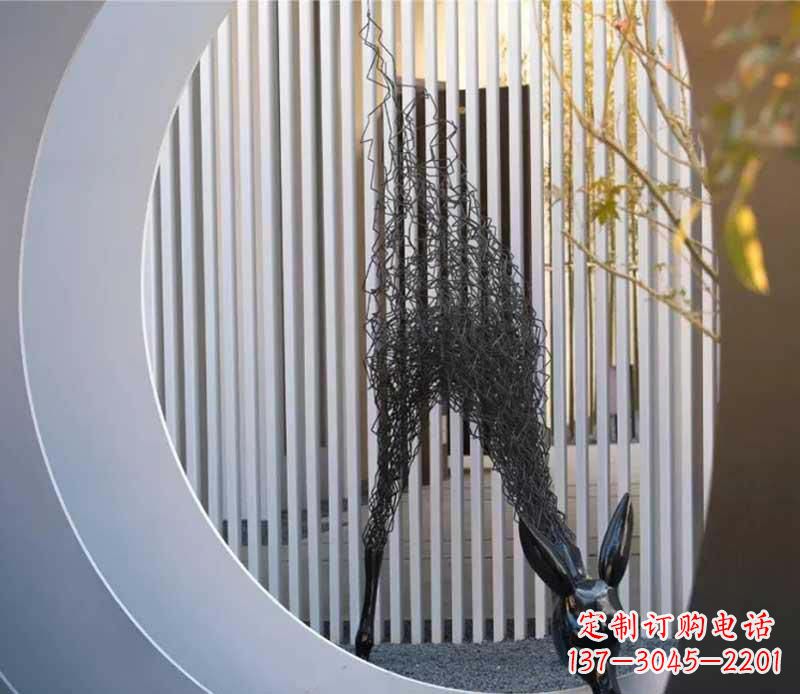 济南不锈钢小区的长颈鹿雕塑