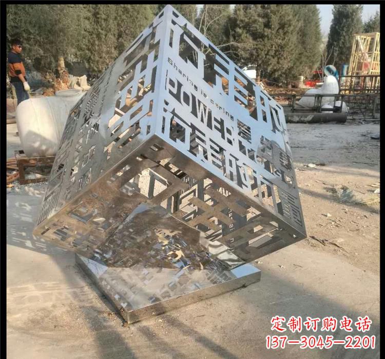 济南不锈钢艺术镂空魔方雕塑给空间带来新的灵感