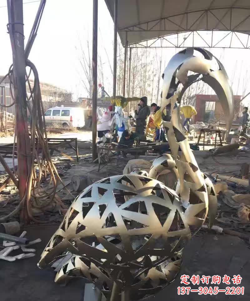 济南不锈钢天鹅雕塑象征着幸福的美好