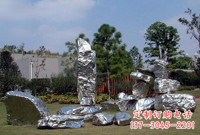 济南美丽的太湖石雕塑