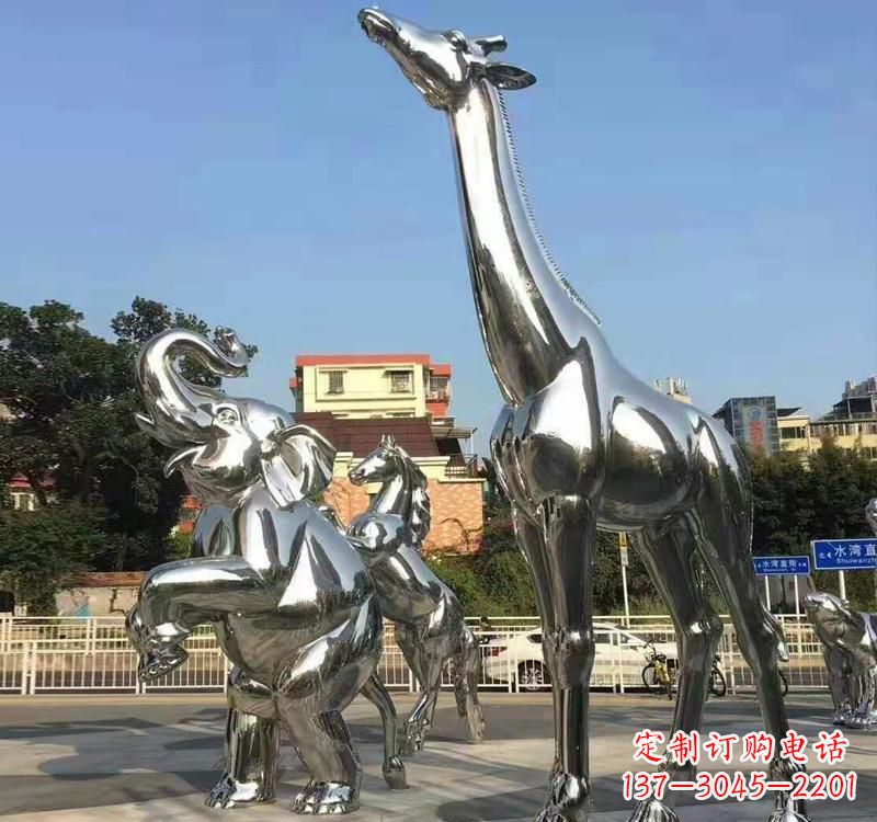 济南长颈鹿雕塑精美而优雅