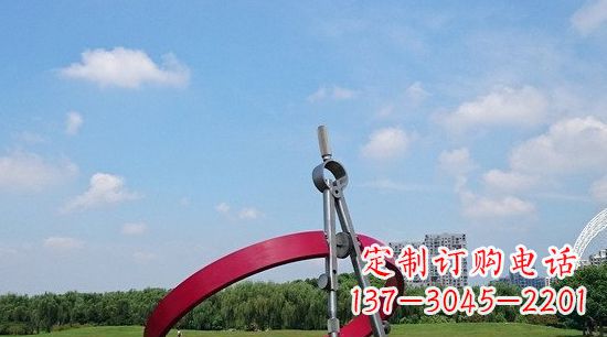 济南不锈钢圆规雕塑环绕着美景