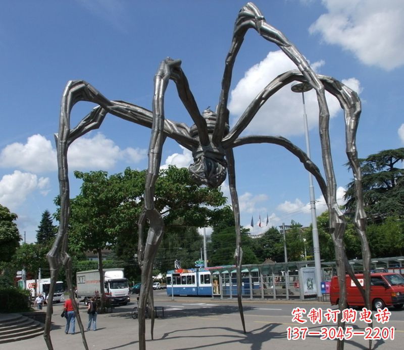 济南蜘蛛侠雕塑点缀不锈钢的景观