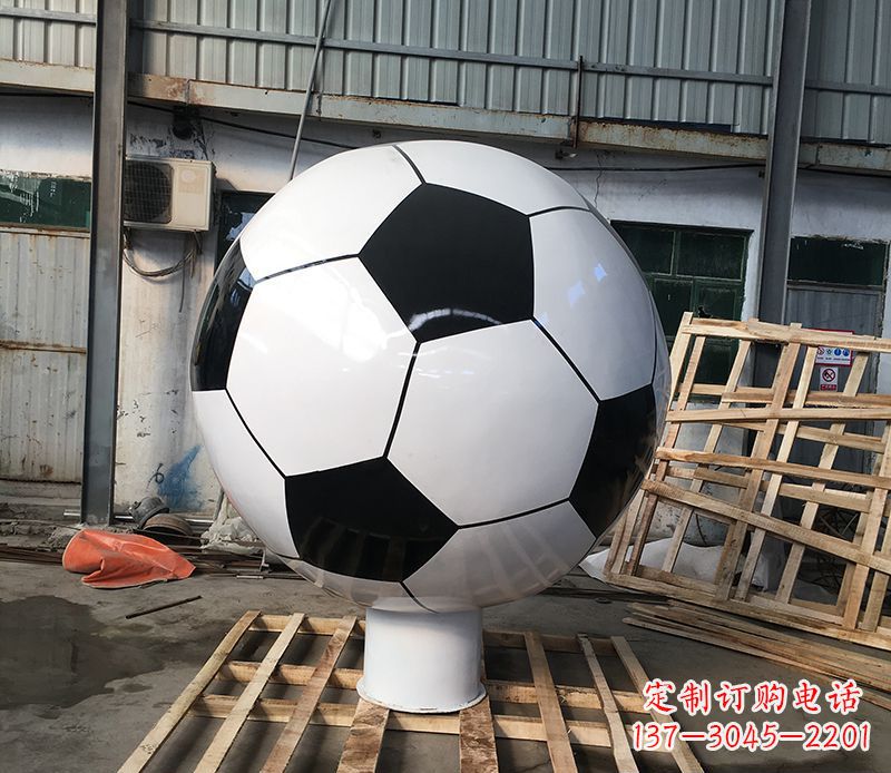 济南激发足球热情的不锈钢足球雕塑