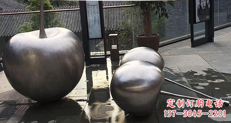 济南樱桃雕塑点缀步行街美丽景观
