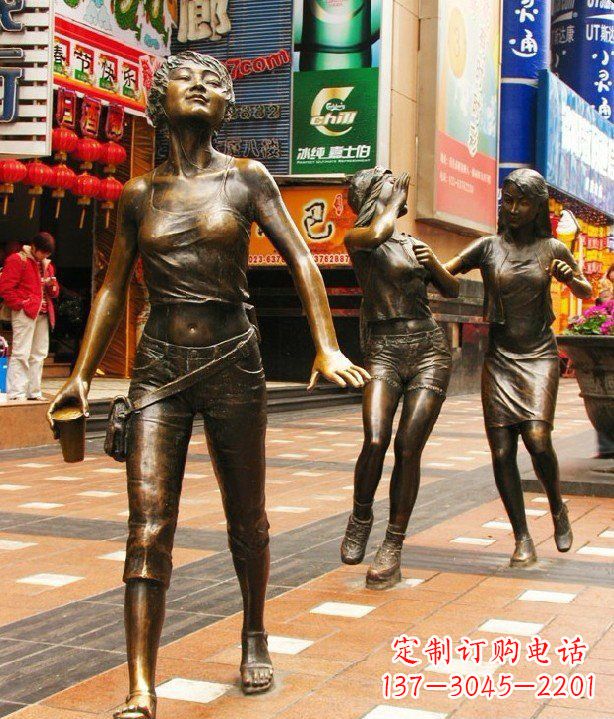 济南步行街逛街的女孩以铜雕的形式永久保存