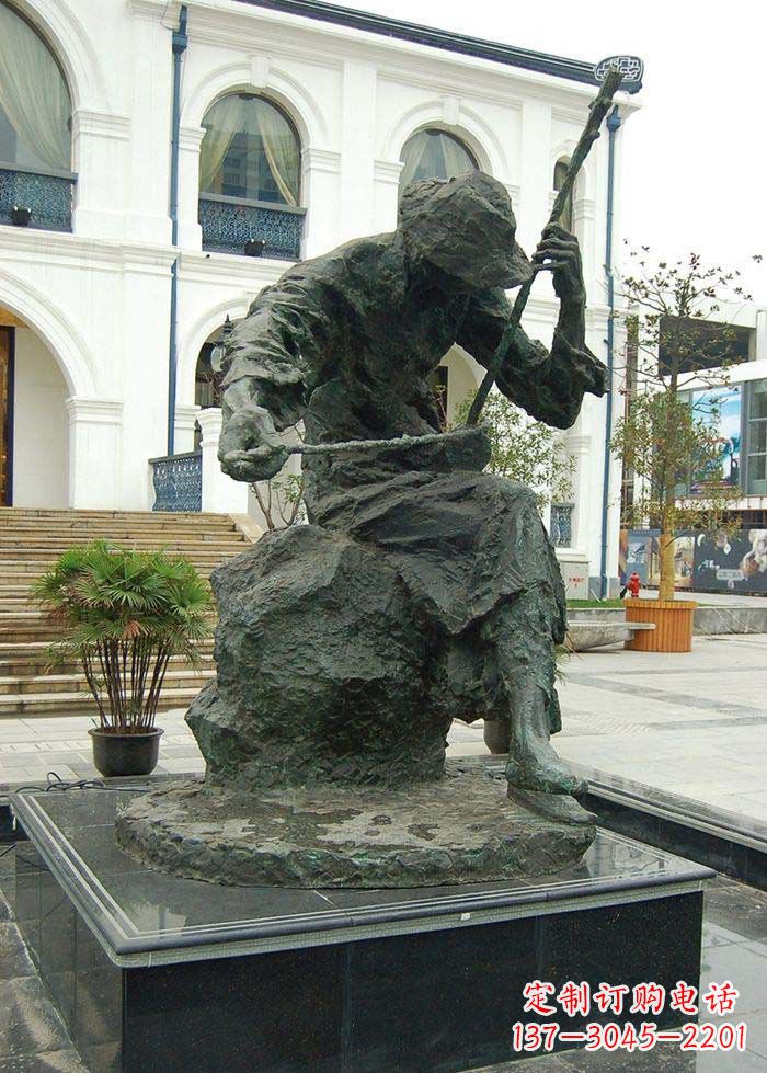 济南步行街拉二胡的人物景观铜雕