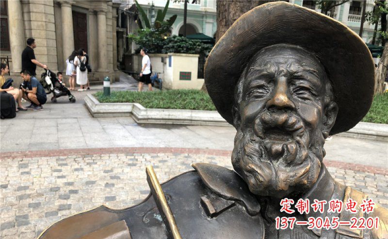 济南步行街拉小提琴的老人景观铜雕