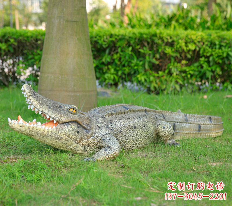 济南草坪动物雕塑,玻璃钢仿真鳄鱼
