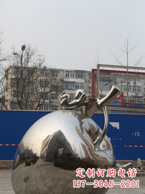 济南城市中的苹果雕塑