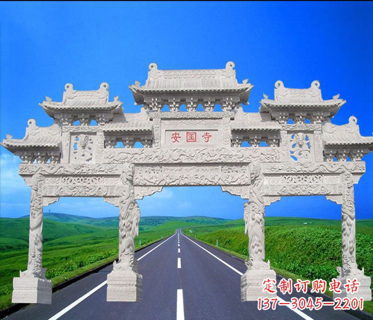 济南城市中的石雕牌坊雕塑