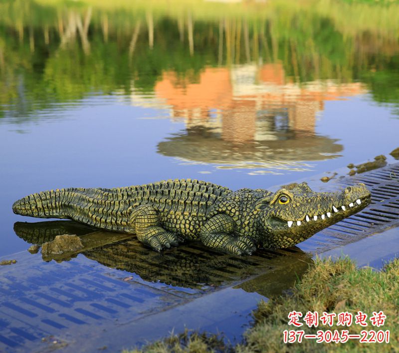 济南池塘水池仿真大鳄鱼雕塑玻璃钢园林水景草丛动物摆件