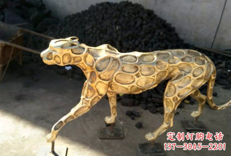 济南青铜豹雕塑象征着非凡力量与威严