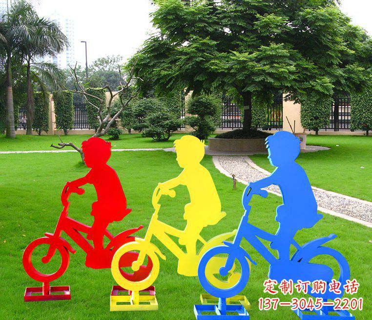 济南青春无悔——一尊男孩骑车雕塑