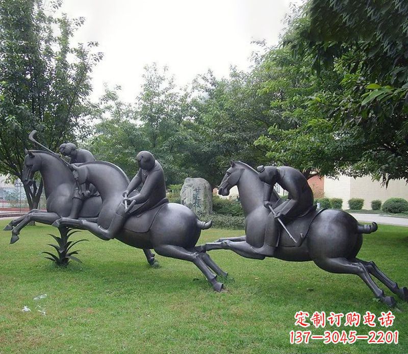 济南以骑马雕塑展示抽象人物