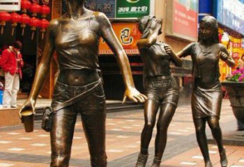 济南步行街逛街的女孩以铜雕的形式永久保存