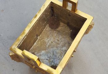 济南以纯铜铸造的金色香炉鼎