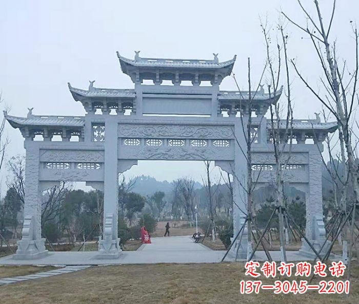 济南村口三门石雕牌楼古朴华丽