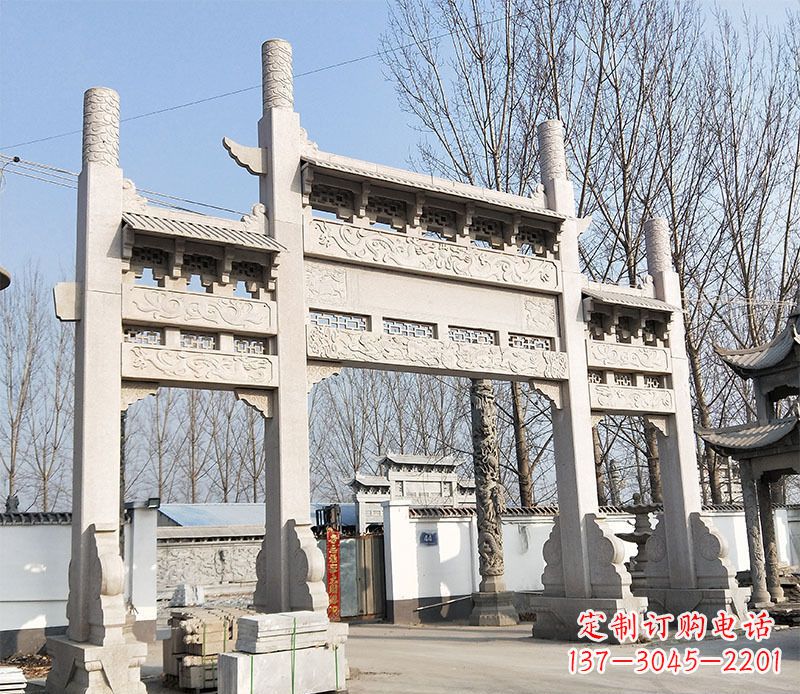 济南村口的珍贵文化——牌坊雕塑