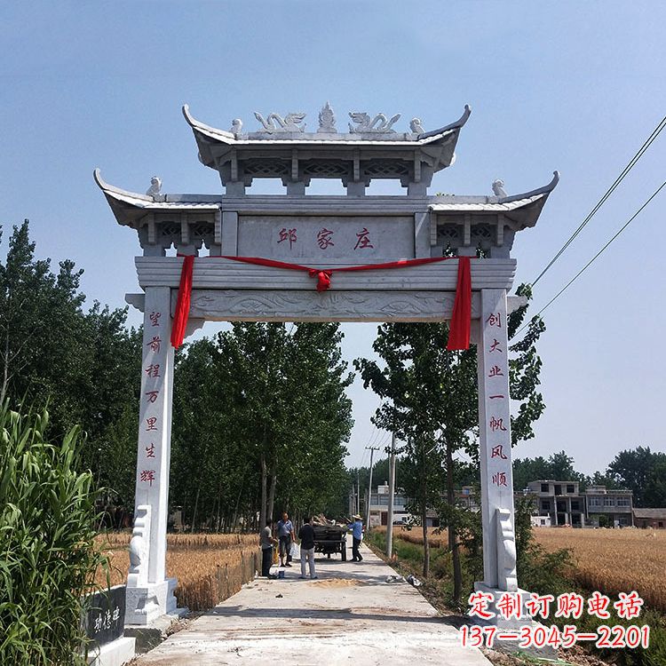 济南古村落中的石牌坊雕塑