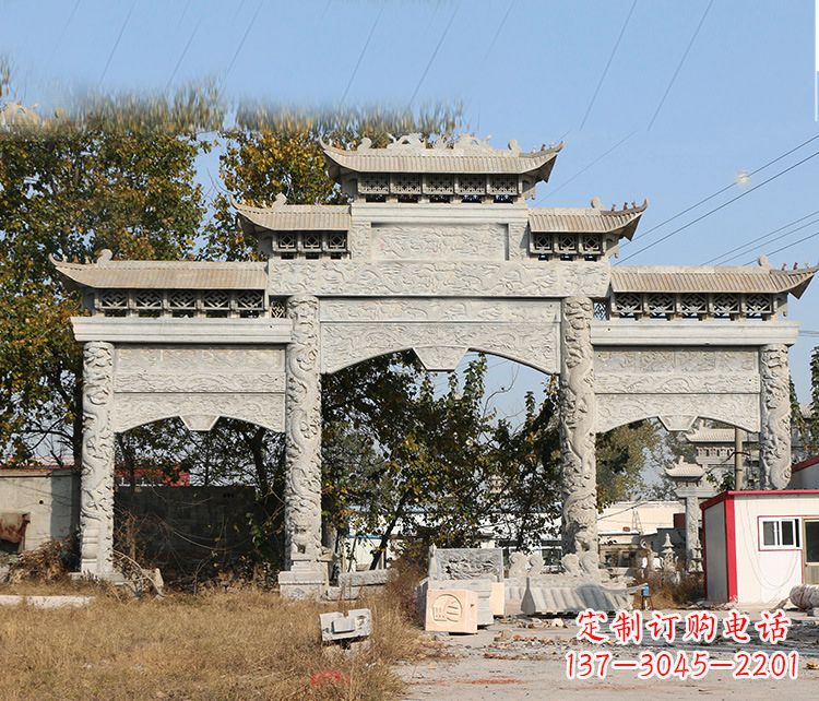 济南村镇门口的石雕牌坊展现精湛工艺