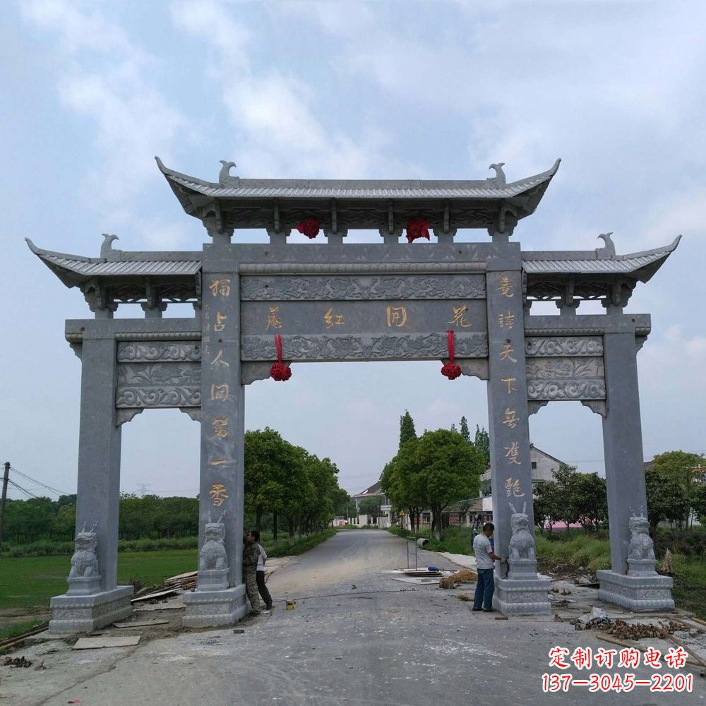 济南青石三门牌坊雕塑传承中国古典文化