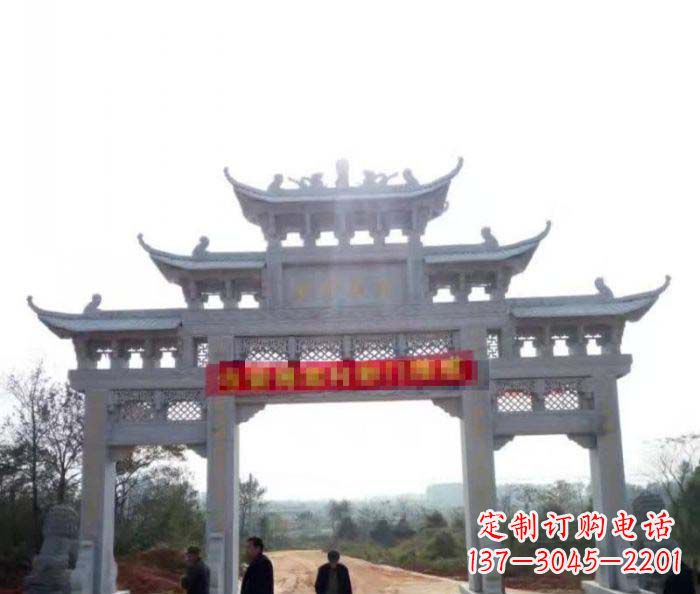 济南三门石雕牌楼古老而精美的雕塑