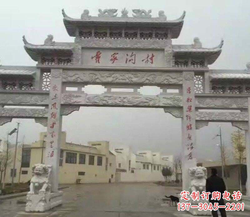 济南村庄三门石牌坊雕塑的历史与文化