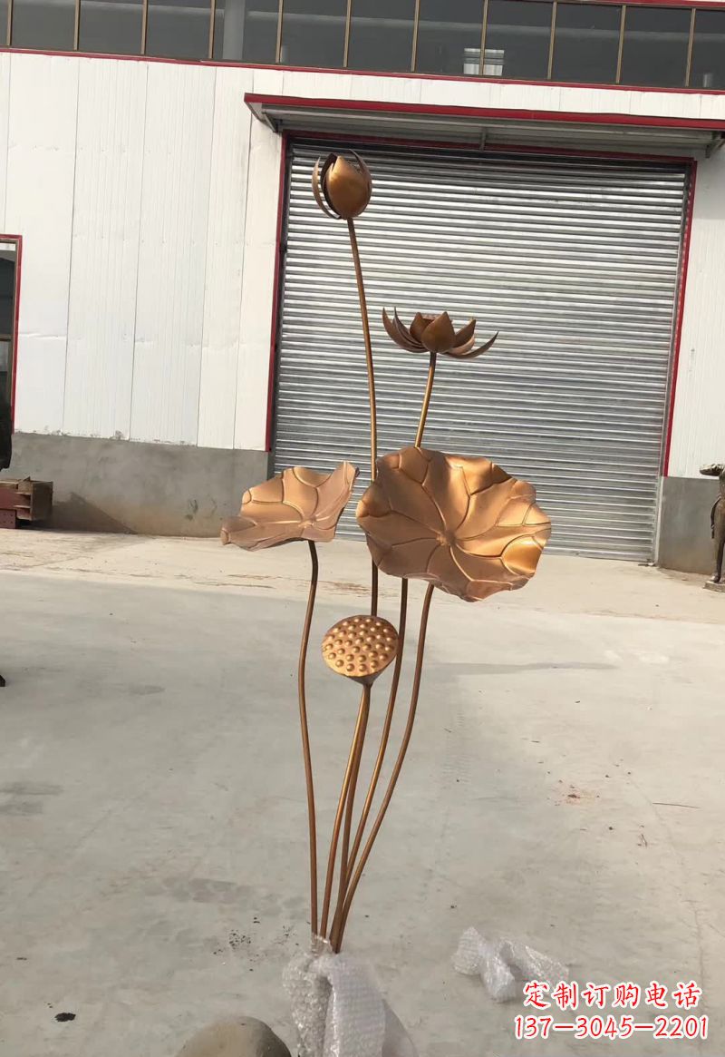 济南古典锻铜荷花雕塑