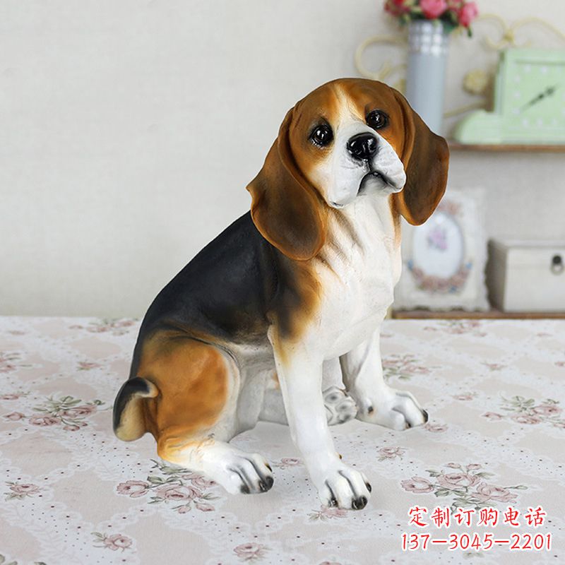 济南玻璃钢蹲姿仿真比格犬雕塑