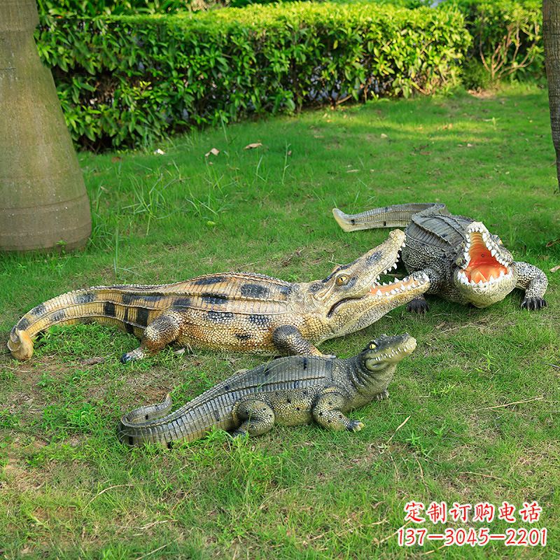 济南鳄鱼雕塑摆件玻璃钢公园园林草坪动物雕塑
