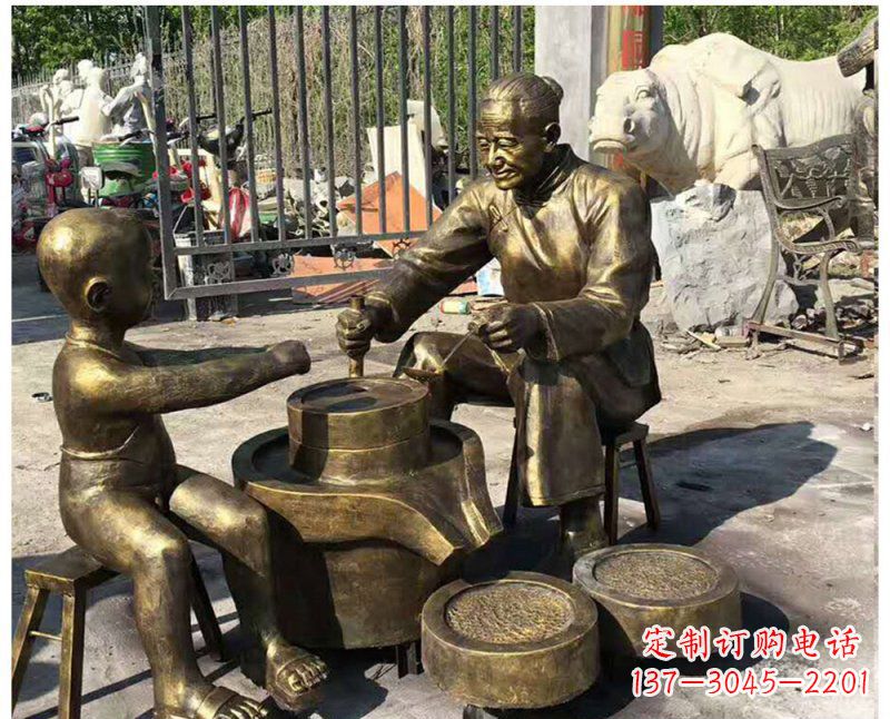 济南传承传统,细节丰富的把老人磨豆浆雕塑