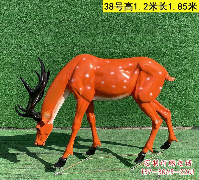 济南以玻璃钢精心制作的梅花鹿雕塑