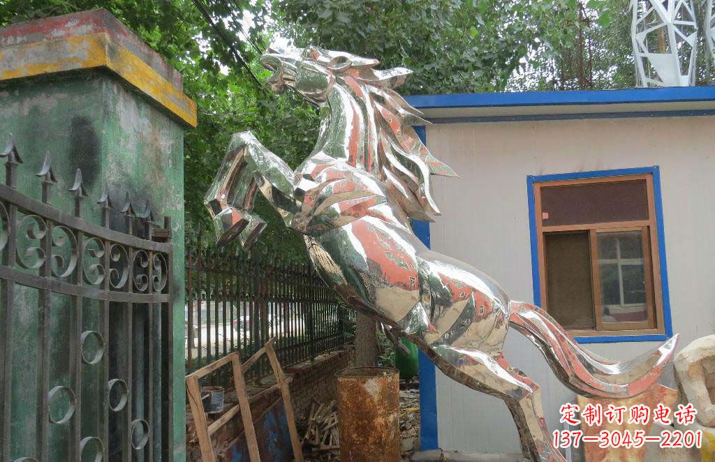 济南优雅凌厉的不锈钢奔跑马雕塑
