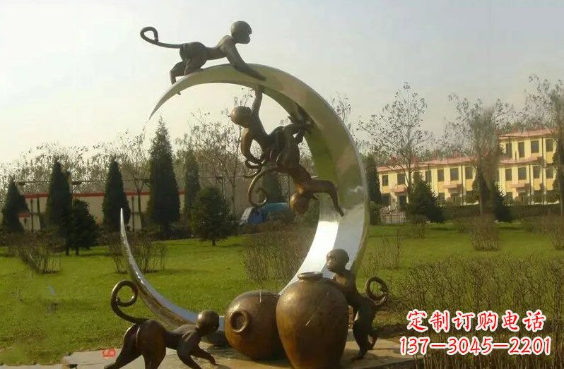 济南不锈钢猴子拉月亮雕塑
