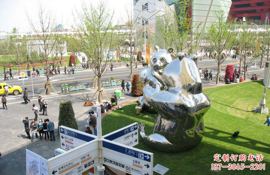 济南镜面不锈钢熊猫大型雕塑