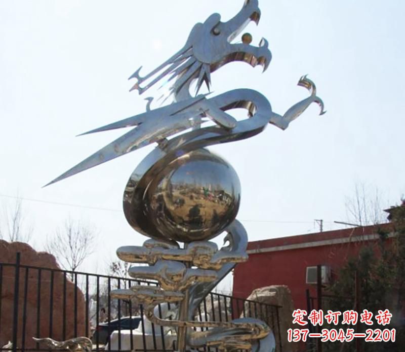济南传统与现代完美结合的青铜龙雕塑