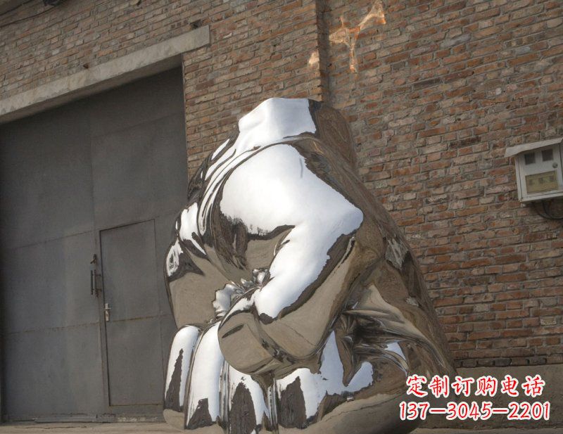 济南冰冷威力,让精神抖动的不锈钢拳头雕塑