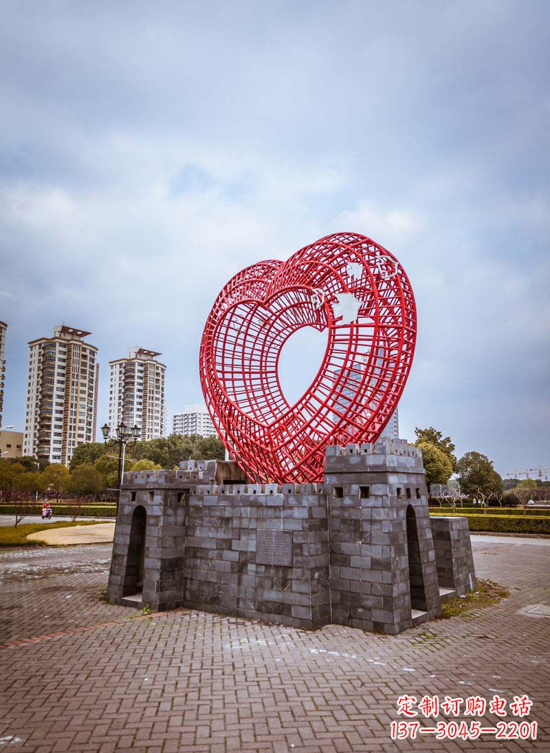 济南拥抱和平的心以心型和平鸽雕塑传递心意