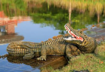 济南金钱鳄鱼雕塑改善湿地公园水景的绝佳装饰