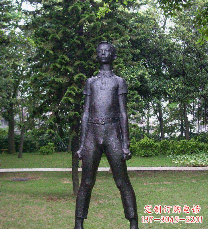 济南公园插兜的男孩人物铜雕