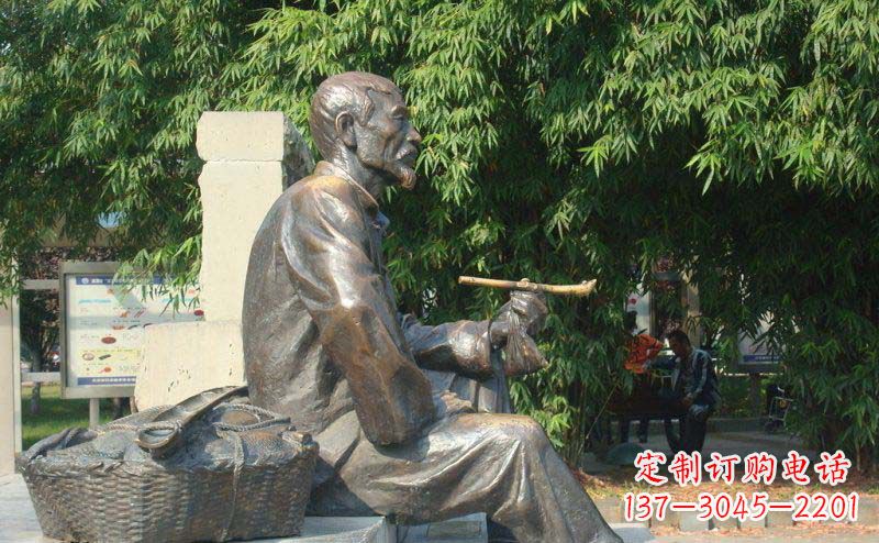 济南老人小品铜雕抽袋烟的智慧与景仰