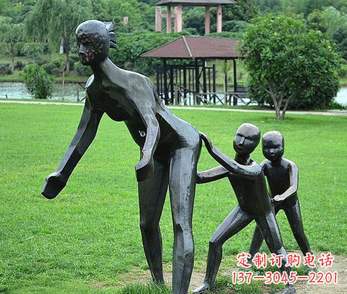 济南公园抽象老鹰捉小鸡人物铜雕