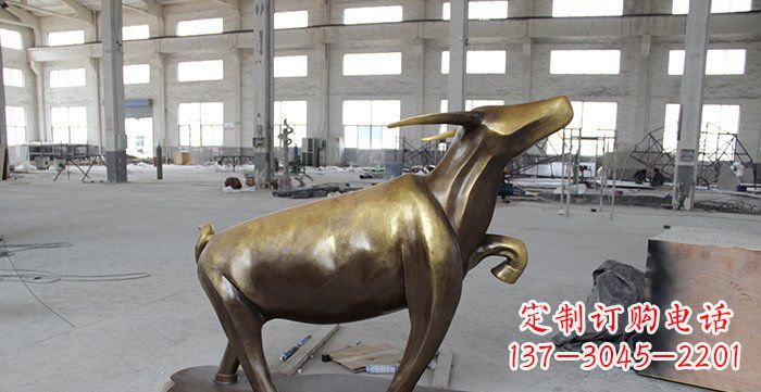 济南铜制华丽小牛动物雕塑