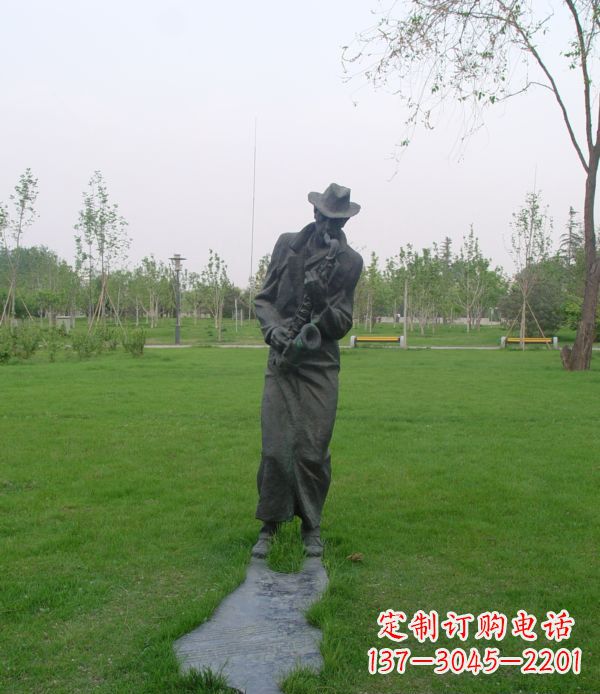 济南公园吹萨克斯人物铜雕